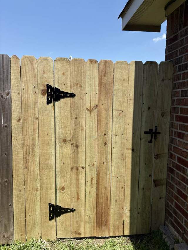 Wood gate built by Edel Contracting